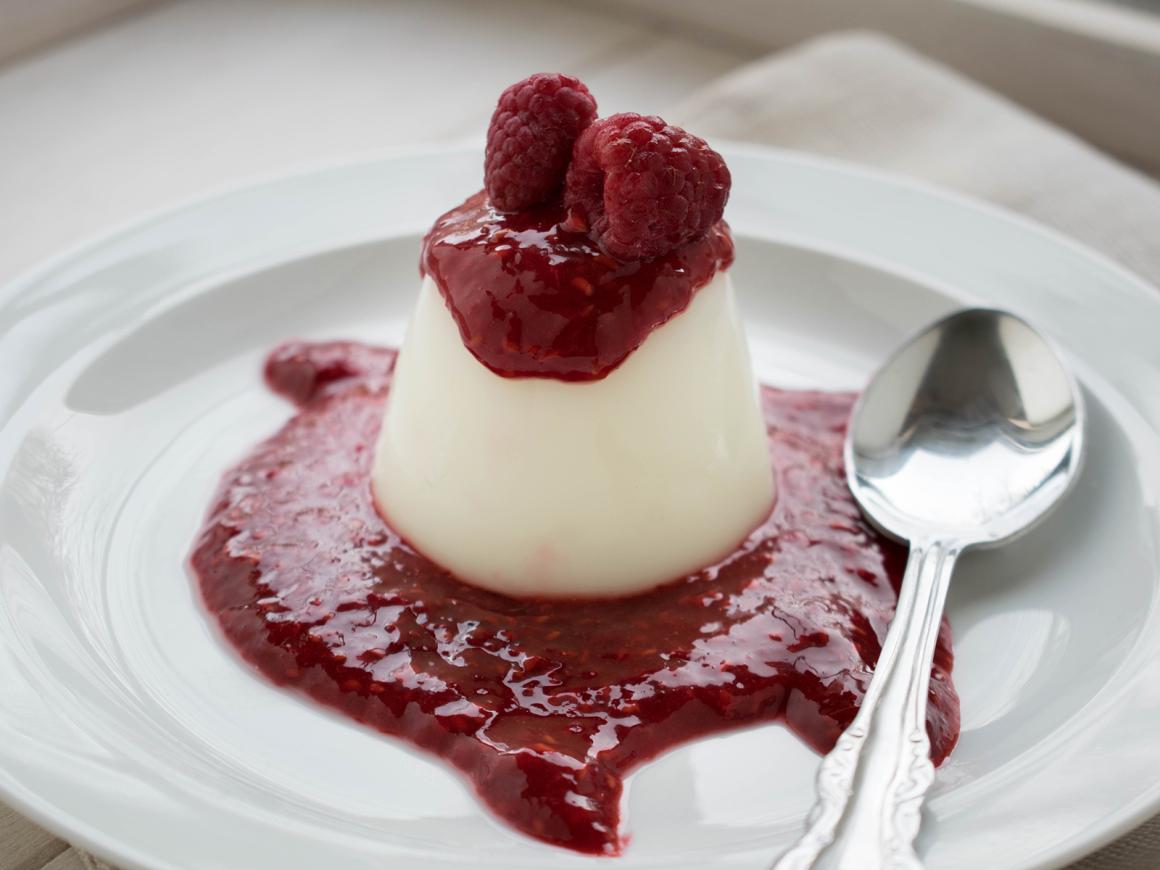 Kokospudding auf Himbeerspiegel