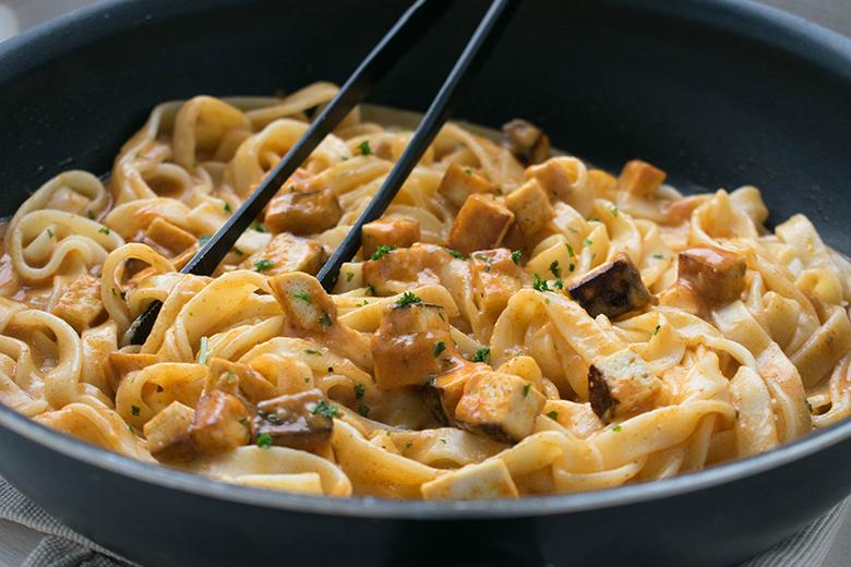 Tagliatellepfanne mit Räuchertofu