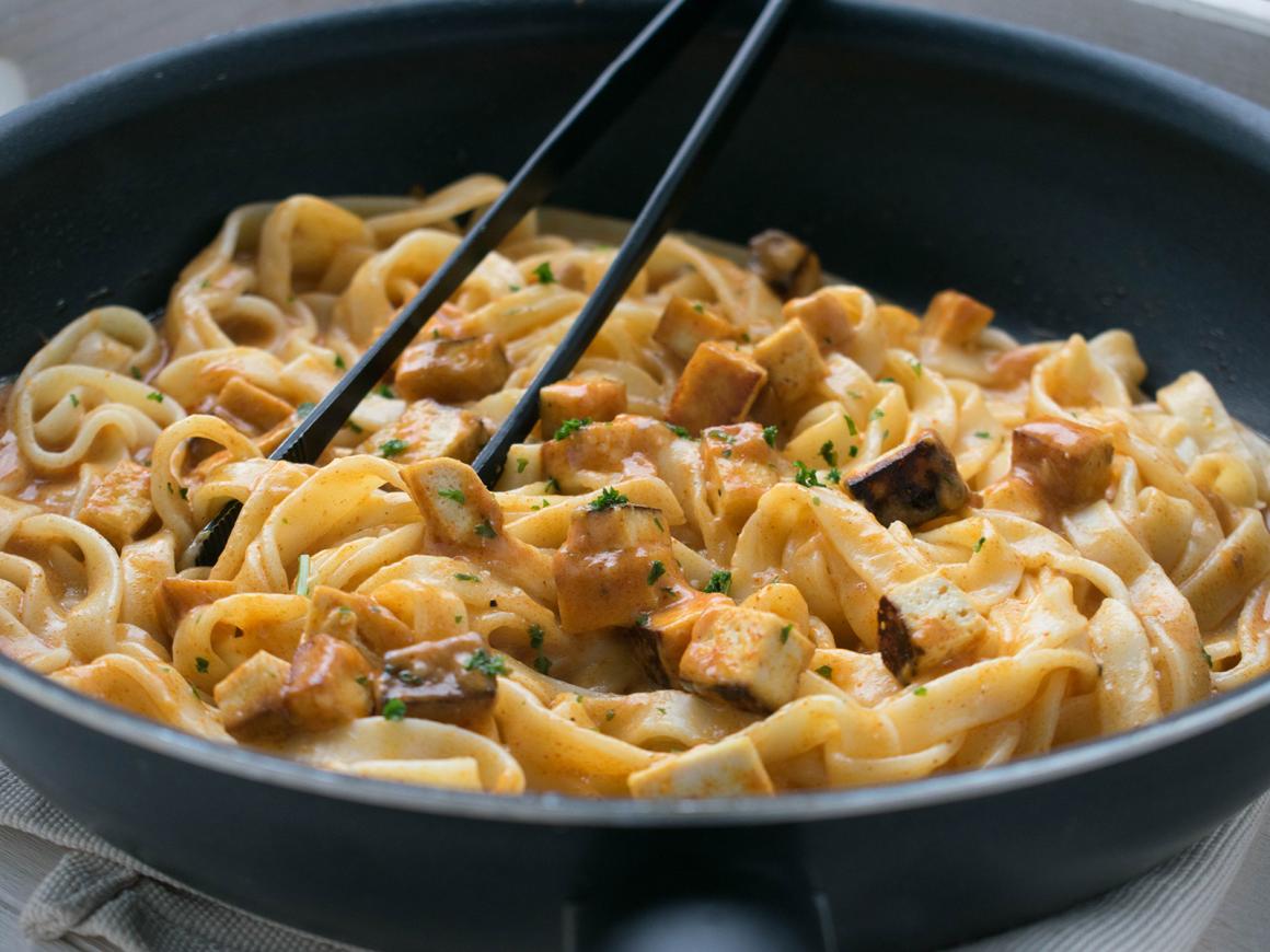 Tagliatellepfanne mit Räuchertofu