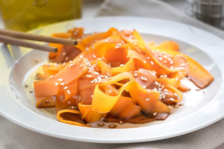 Karottenstreifen mit Ingwer-Sauce