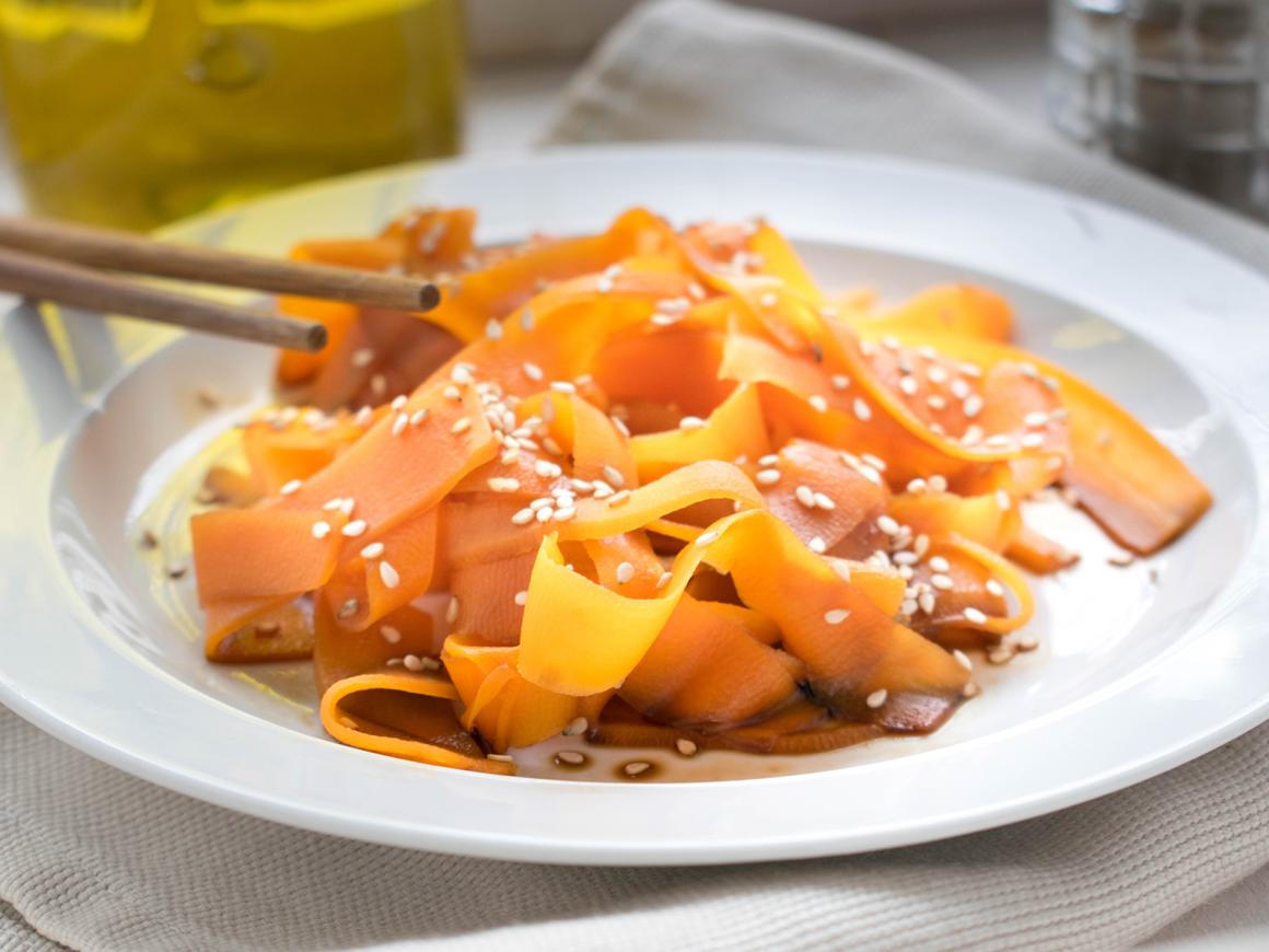 Karottenstreifen mit Ingwer-Sauce