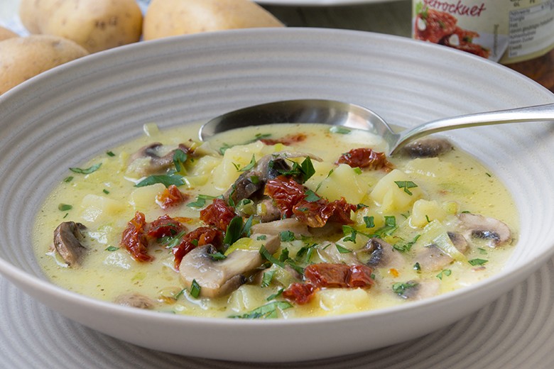 Vegane Kartoffelsuppe mit Pilzen und getrockneten Tomaten
