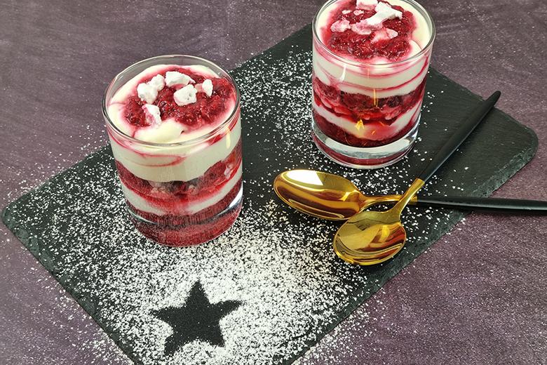 Schneegestöber mit Himbeeren und Baiser