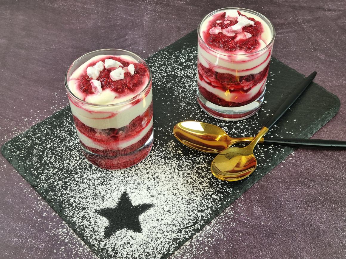 Schneegestöber mit Himbeeren und Baiser