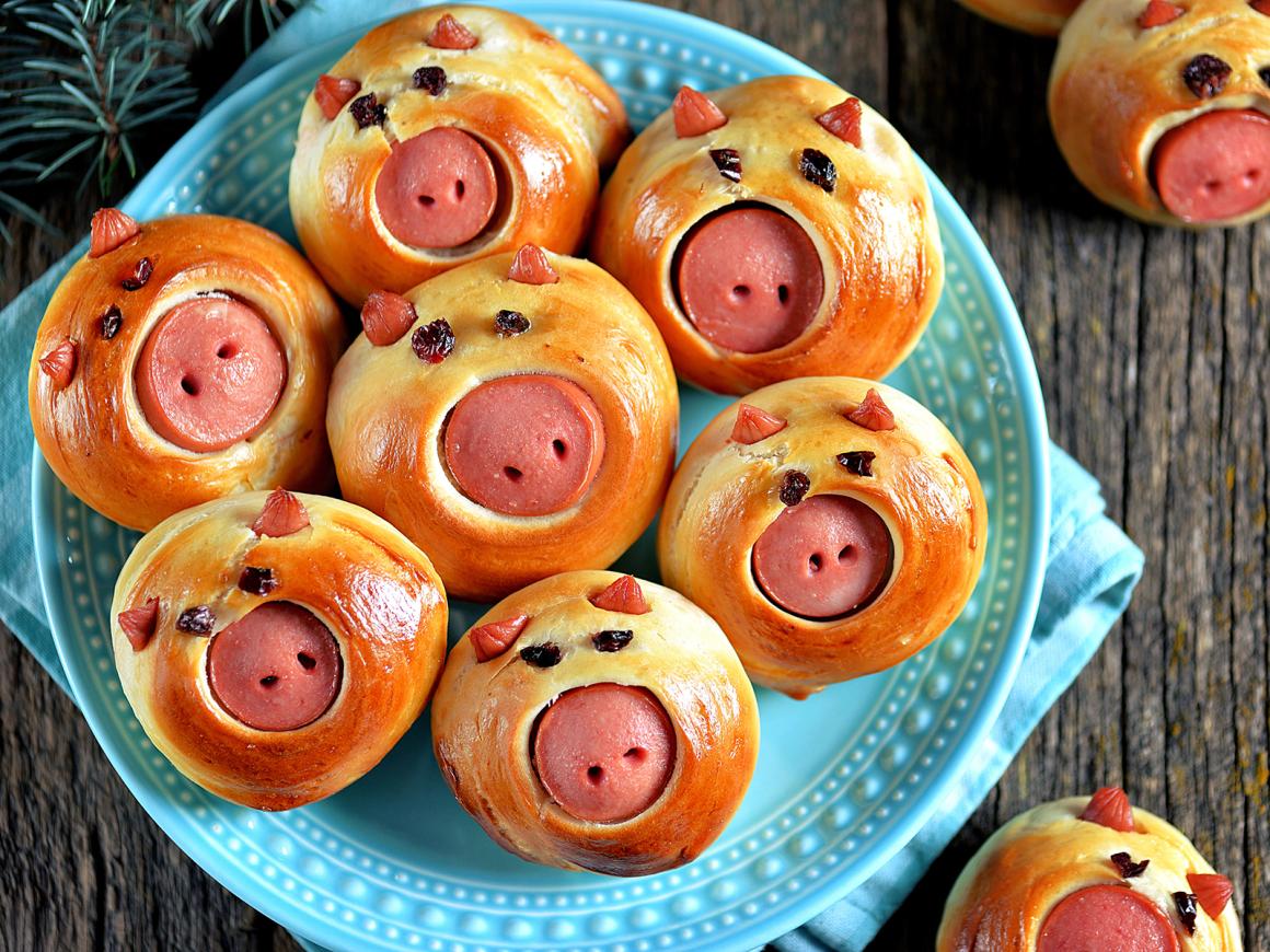 Würstchen-Schweinchen aus Hefeteig