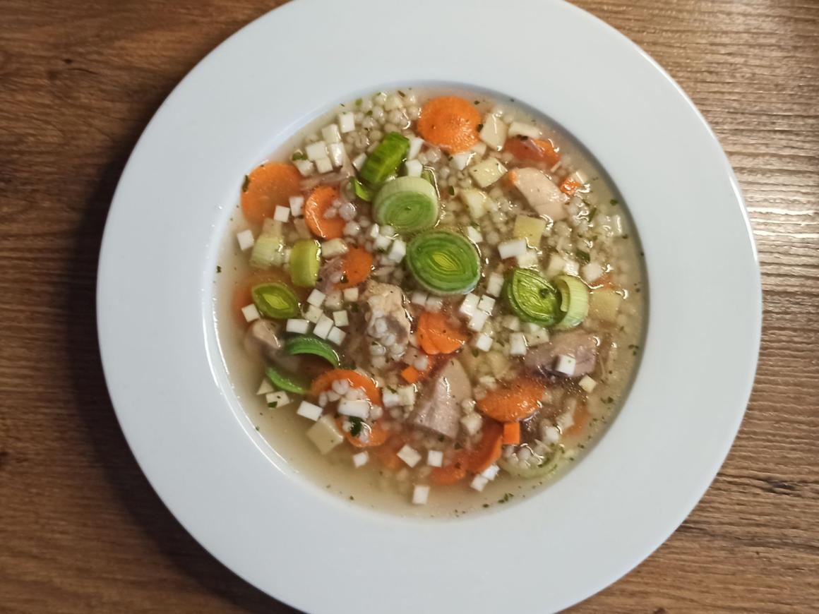 Hühnersuppe mit Graupen