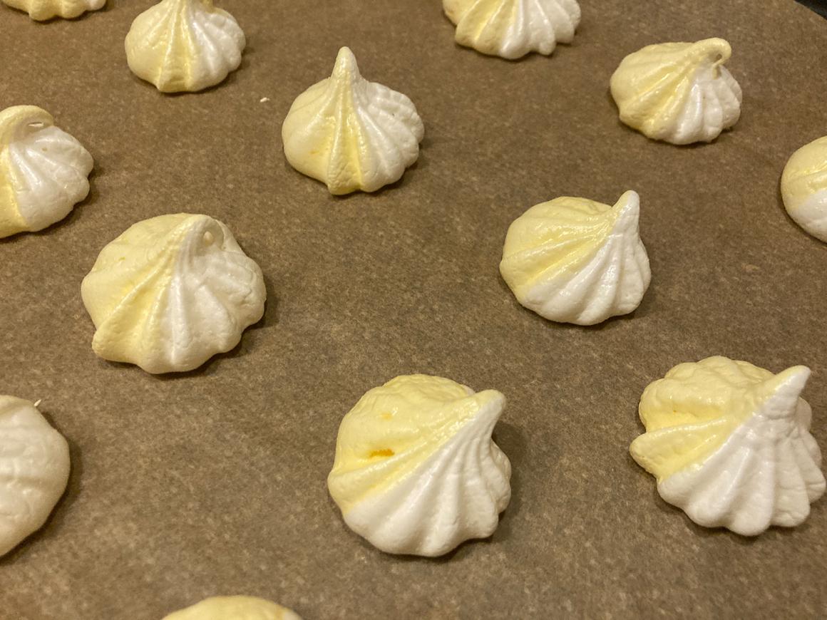 Baiser-Küsschen mit Zitrone