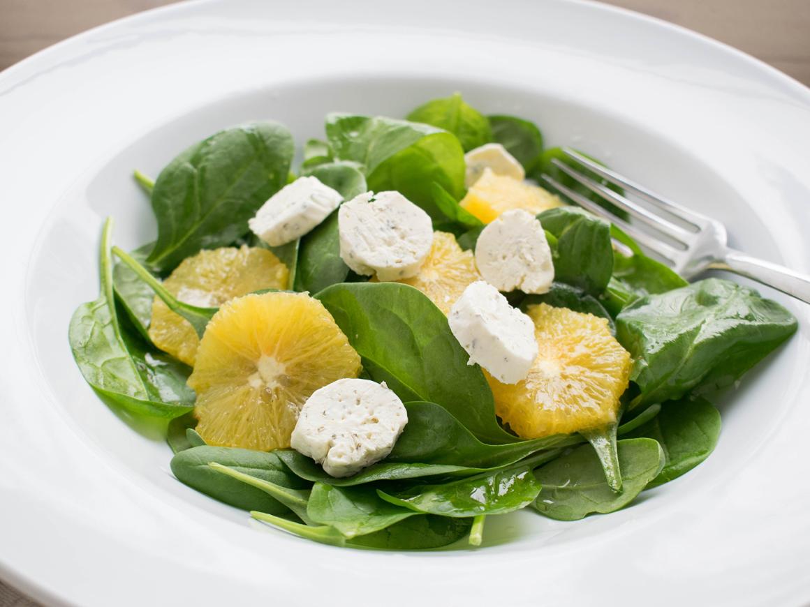 Salat aus Spinat mit Ziegenkäse