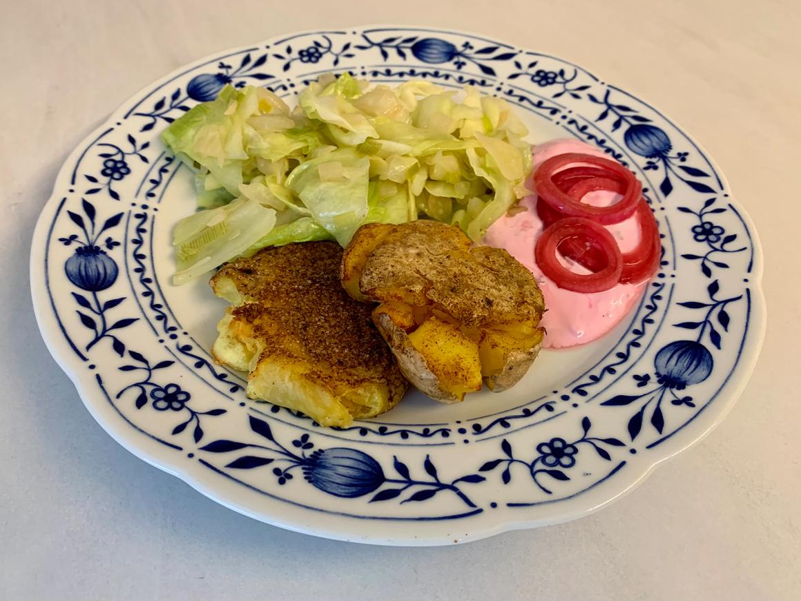 Quetschkartoffeln mit Spitzkohl und Rote Bete Dip