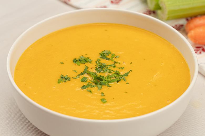 Möhren-Staudensellerie-Suppe