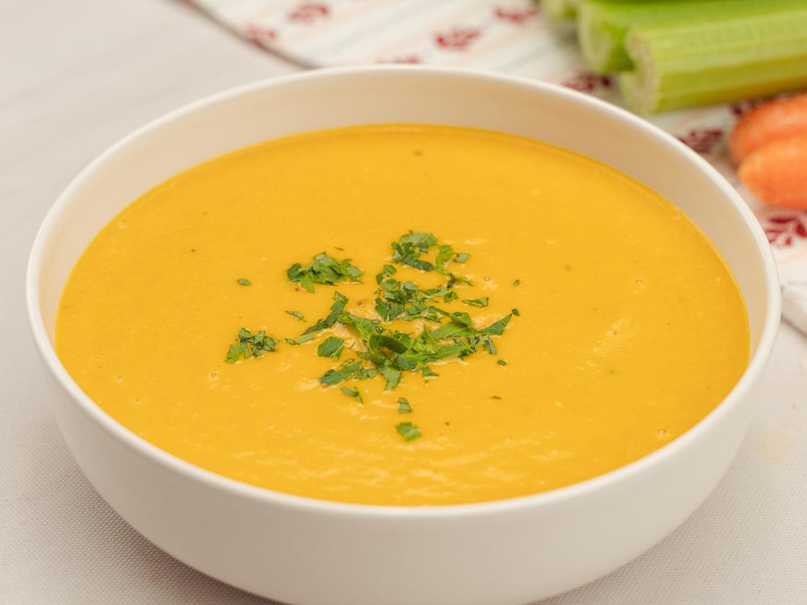 Möhren-Staudensellerie-Suppe