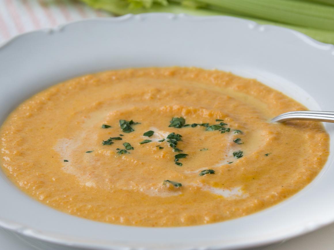 Möhren-Staudensellerie-Suppe