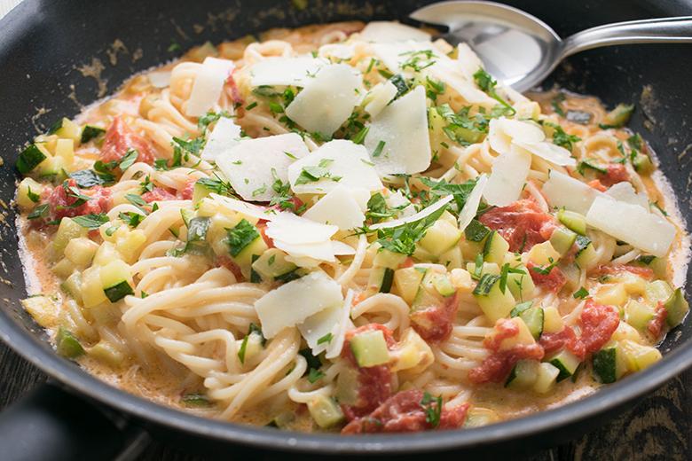 Cremige Zucchini-Tomaten-Pasta mit Käse