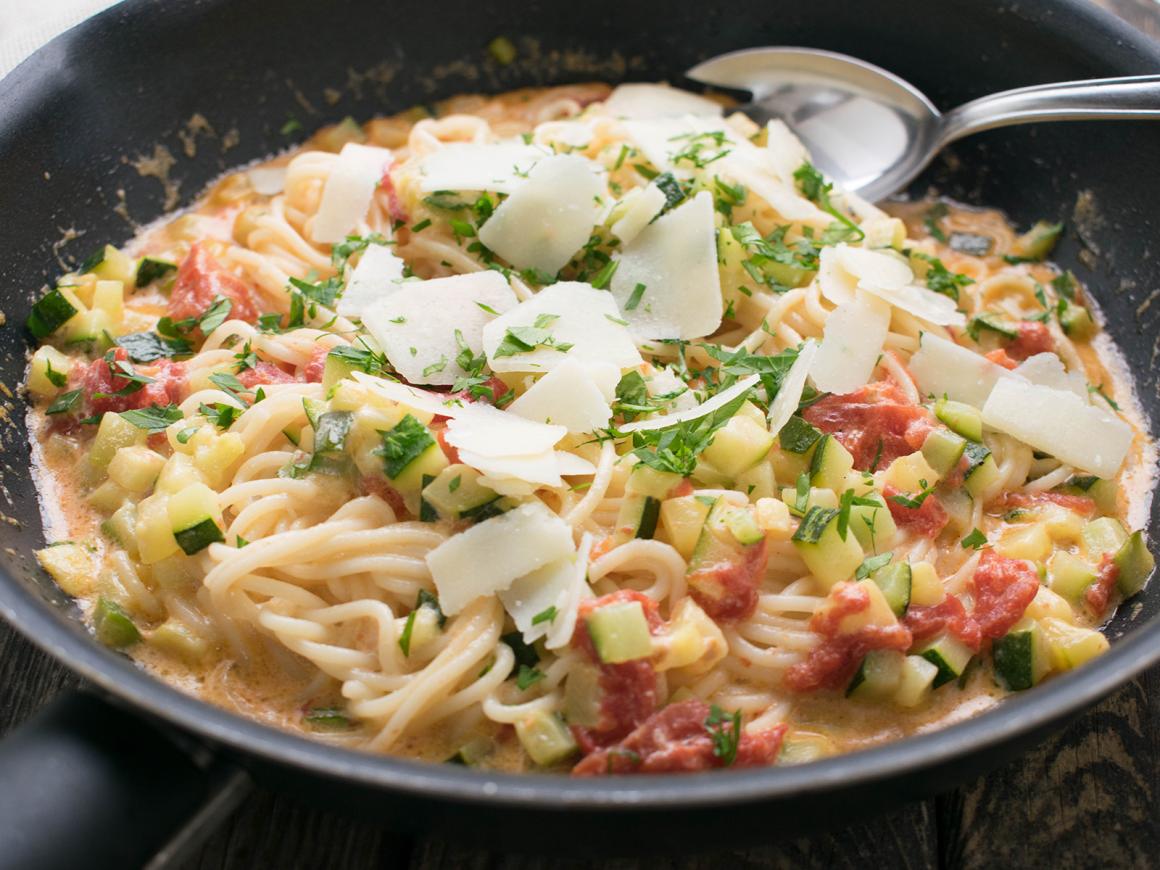 Cremige Zucchini-Tomaten-Pasta mit Käse