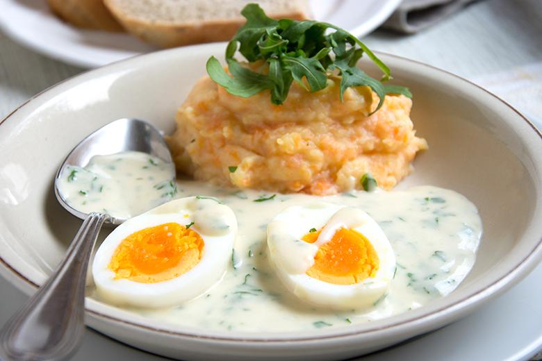 Senfeier mit Möhren-Kartoffel-Stampf