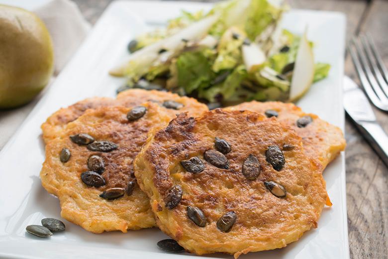 Kürbis-Puffer mit Salat
