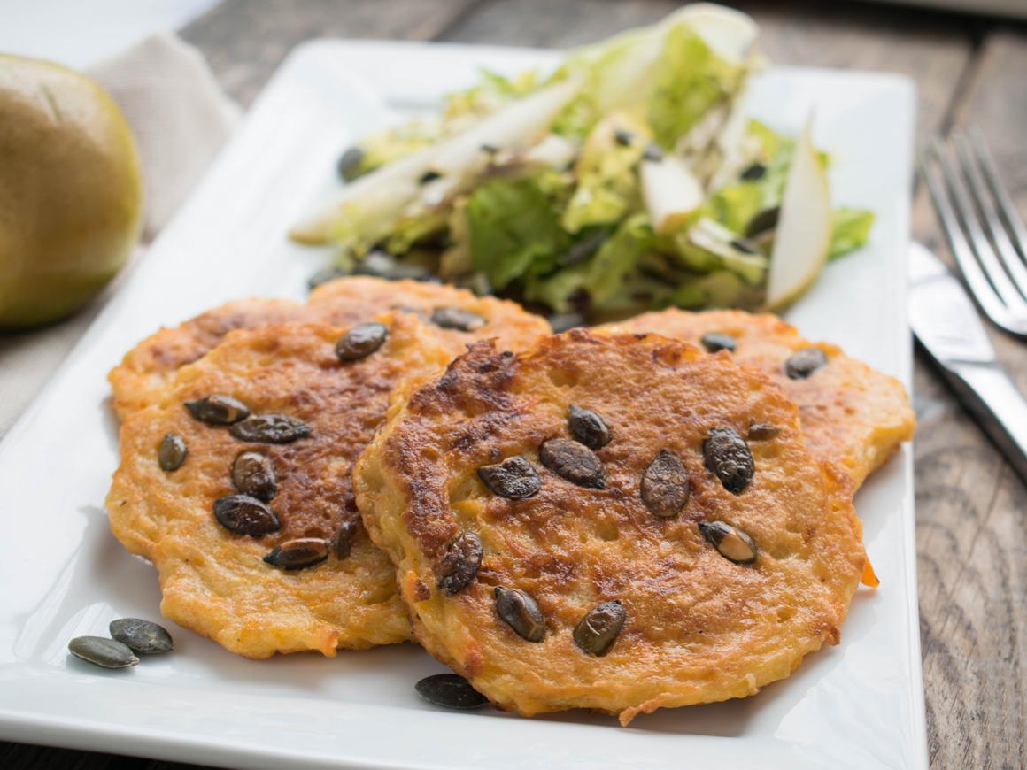 Kürbis-Puffer mit Salat