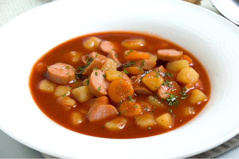 Karottensuppe mit Würstchen