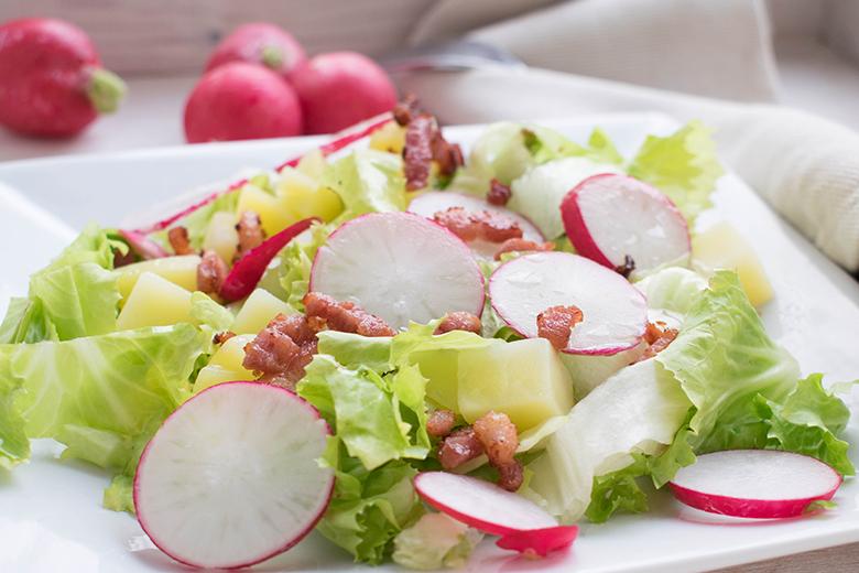 Frisée-Salat mit Kartoffeln, Radieschen und Speck