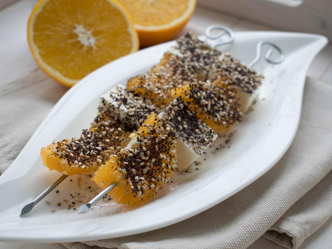 Orangen-Feta-Spieße mit Sesam-Mohn-Kruste