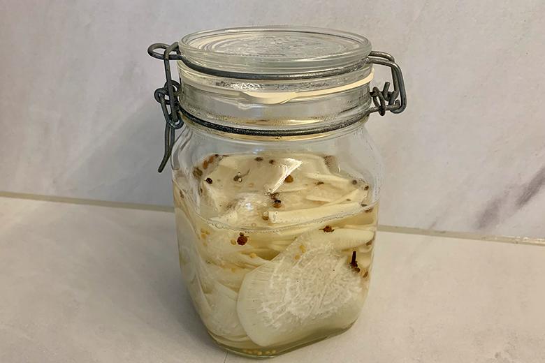 Eingelegter schwarzer Rettich