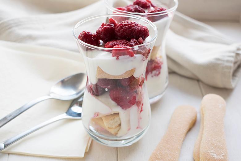 Cremedessert mit Himbeeren
