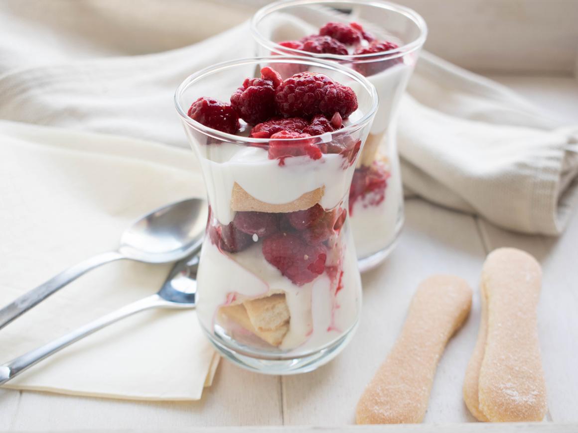 Cremedessert mit Himbeeren