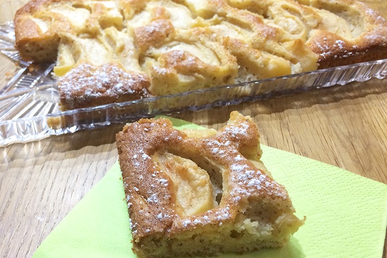 Apfelkuchen vom Blech mit Haselnüssen