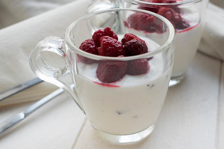Panna Cotta mit Schokosplits und Himbeeren