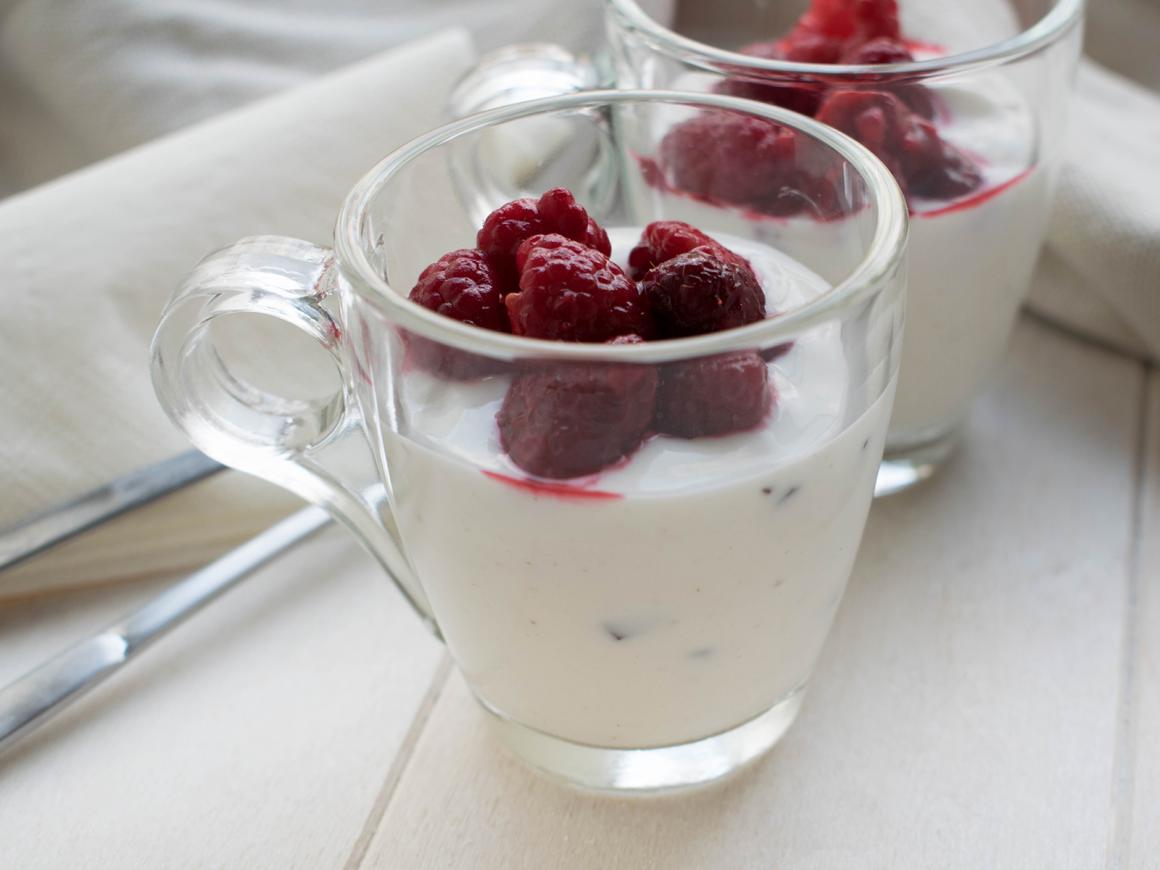 Panna Cotta mit Schokosplits und Himbeeren