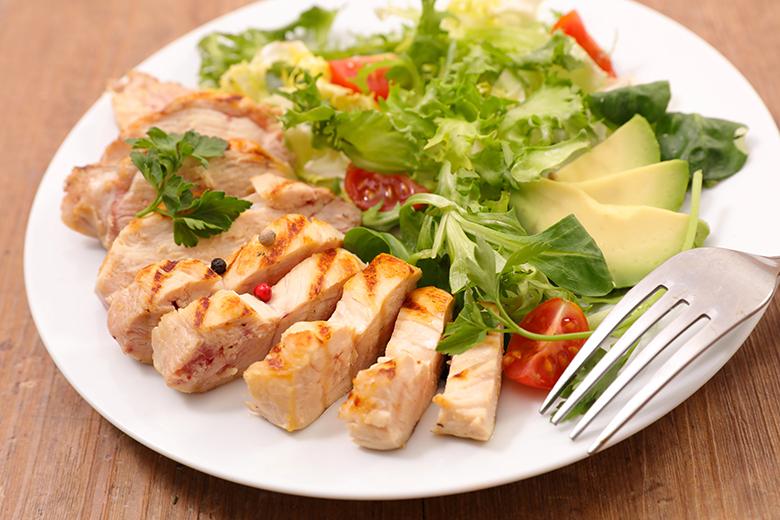 Hähnchenbrust und Avocado zu Salat