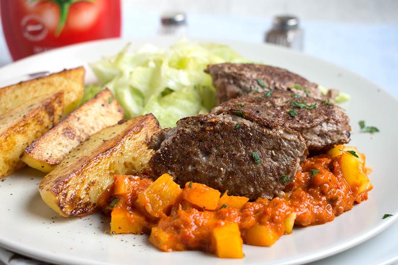 Cevapcici auf Paprikaragout