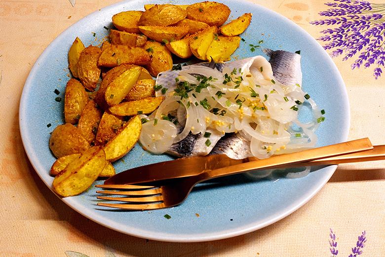 Bismarckhering mit Country Potatoes