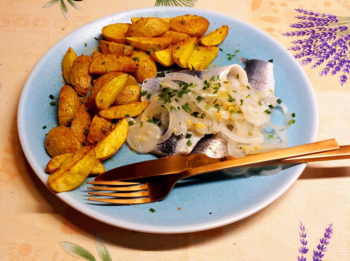 Bismarckhering mit Country Potatoes
