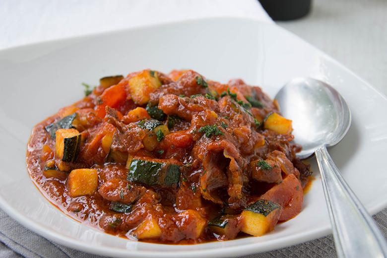 Zucchini mit Speck und Tomate