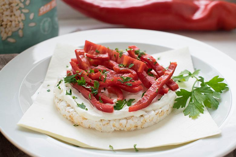Reiswaffel-Snacks mit Frischkäse und Paprika