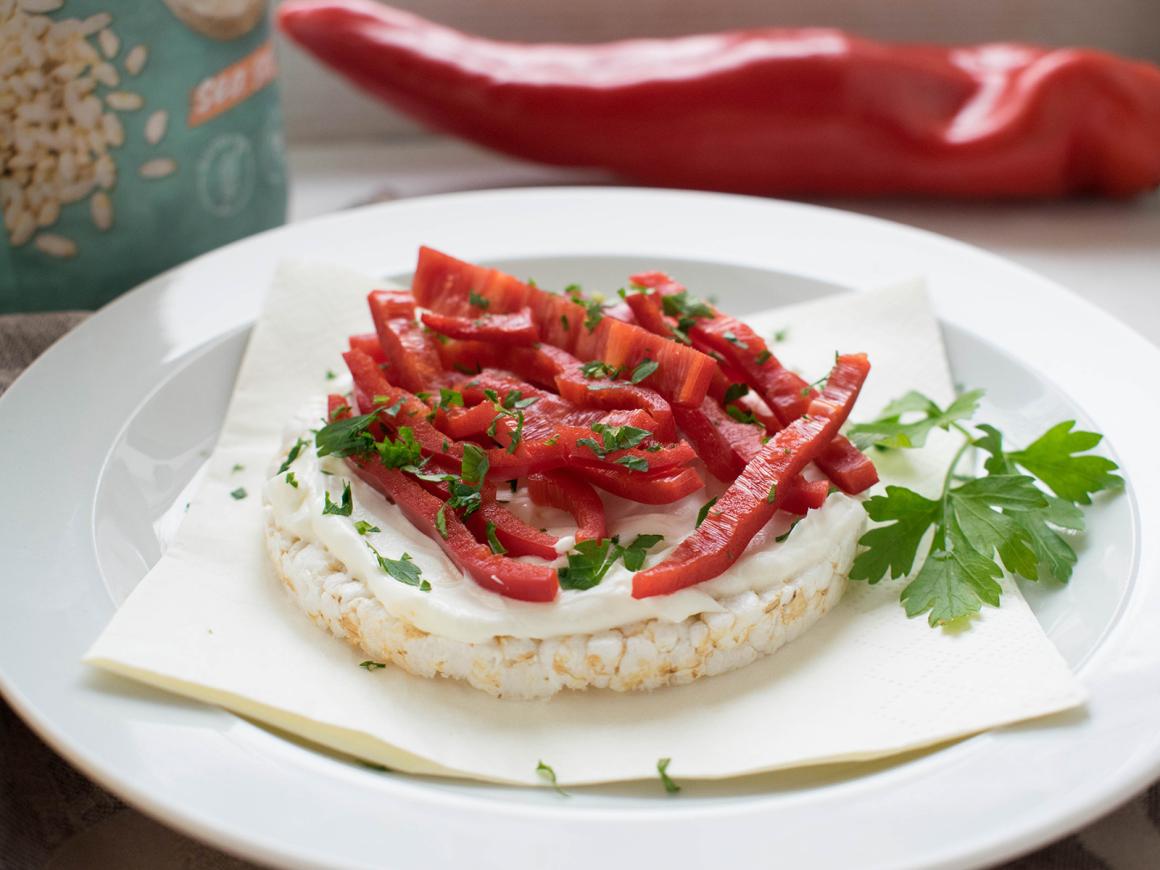 Reiswaffel-Snacks mit Frischkäse und Paprika