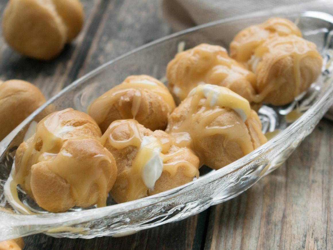 Profiteroles mit Karamell-Sahne