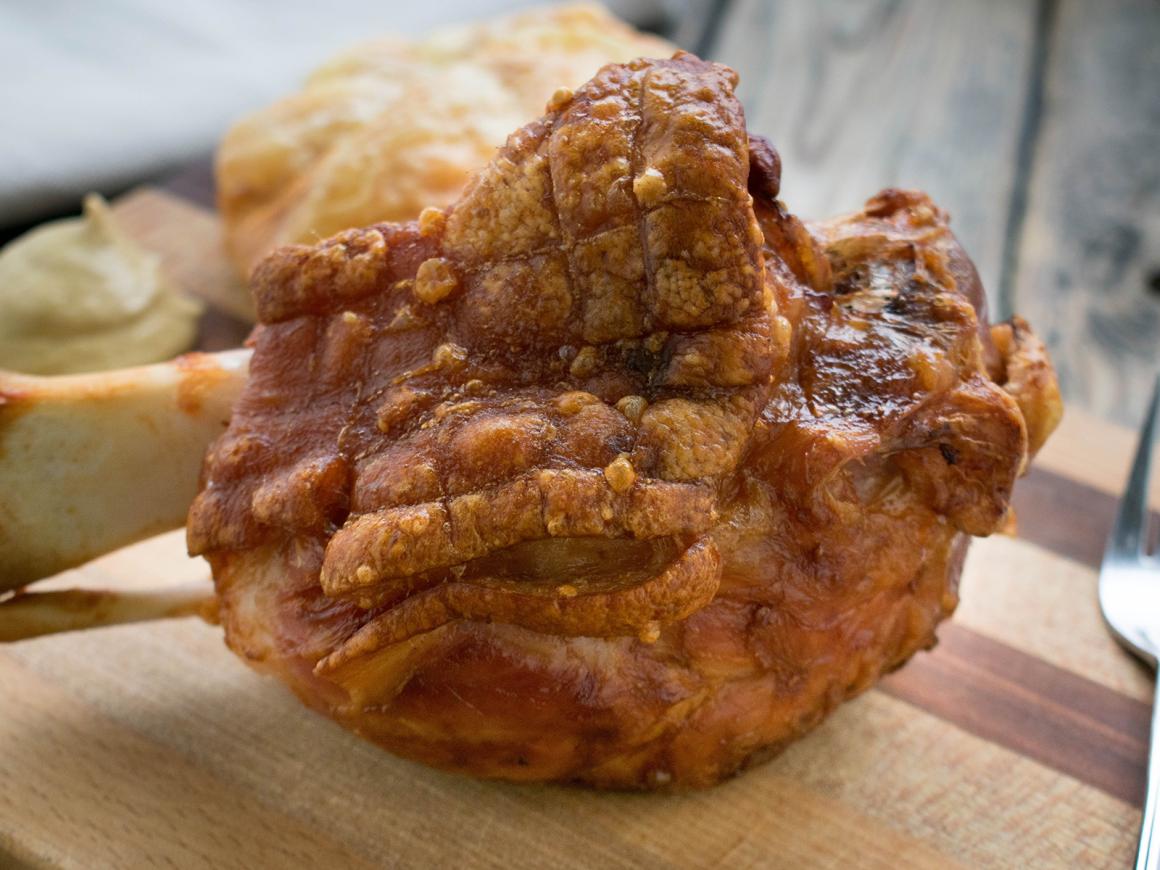 Gegrillte Schweinshaxen