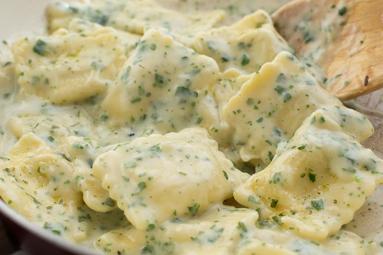 Ravioli mit Petersiliensauce