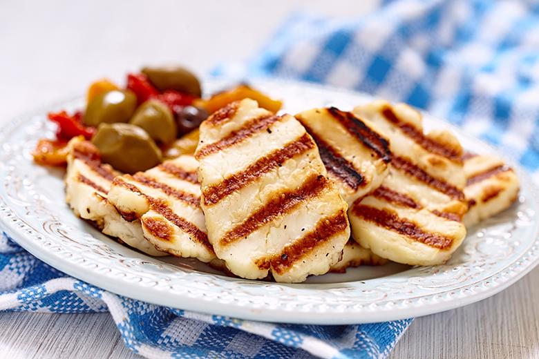 Gegrillter Halloumi mit Oliven
