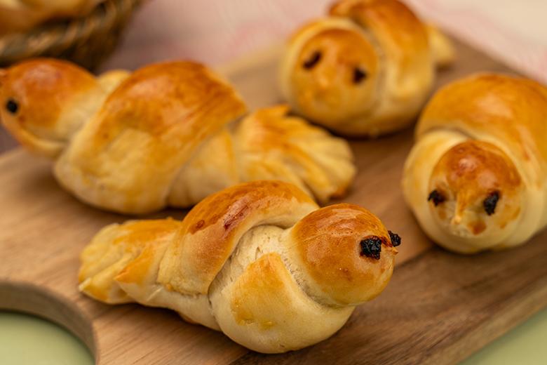 Gebackene Vögel aus Hefeteig