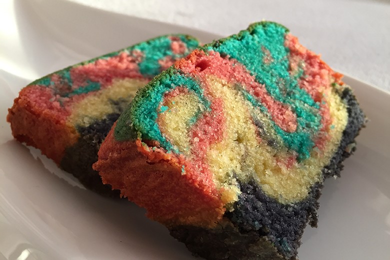 Regenbogenkuchen mit saurer Sahne