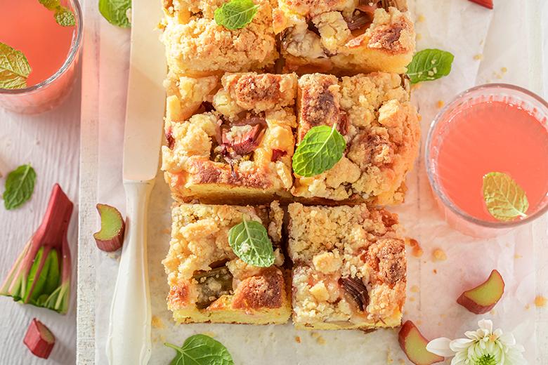 Rhabarberkuchen mit Hefeteig und Streusel