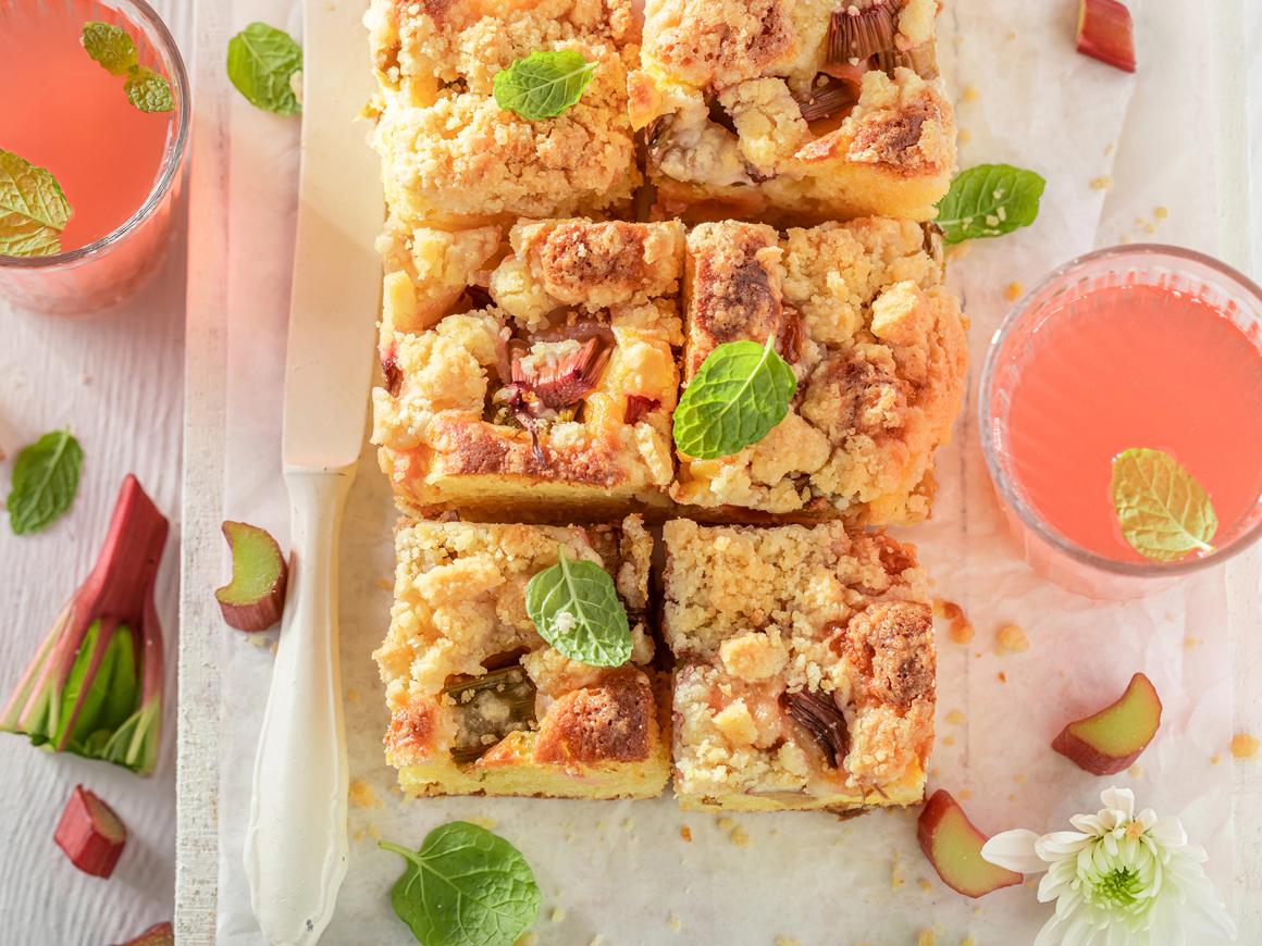 Rhabarberkuchen mit Hefeteig und Streusel