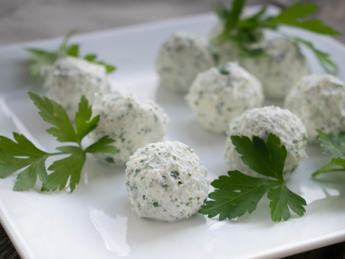 Grüne Sauce-Quarkkugeln