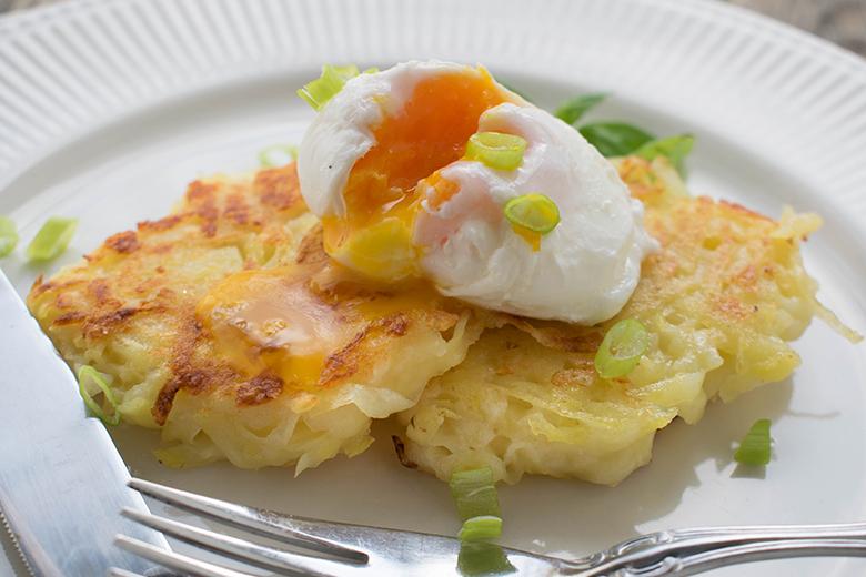 Pochierte Eier auf Käseröstis