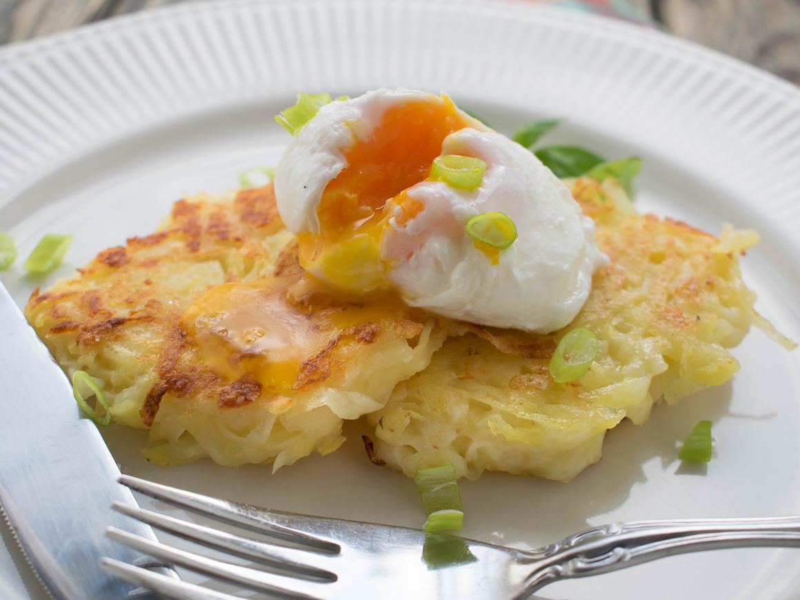 Pochierte Eier auf Käseröstis