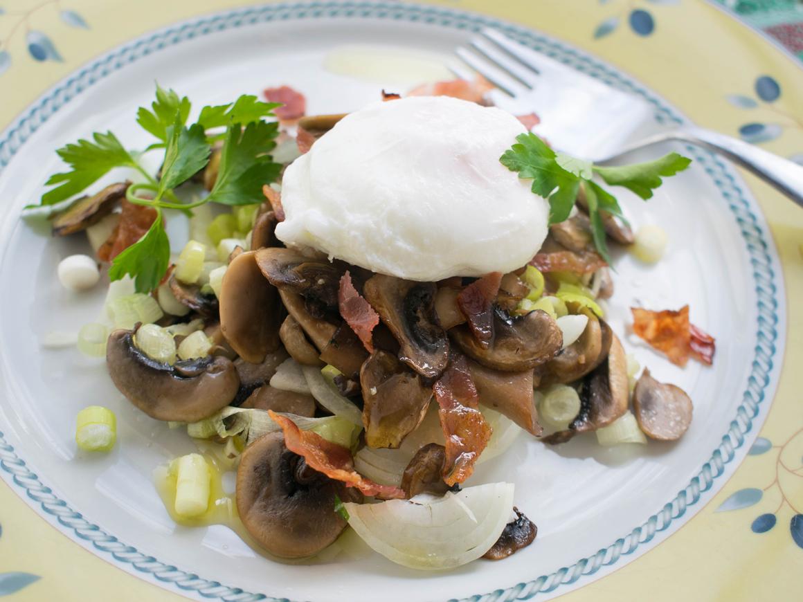 Pilzsalat mit Speck-Dressing