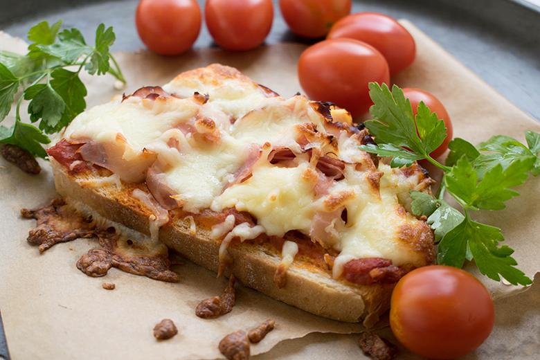 Pizzabrötchen mit Schmand